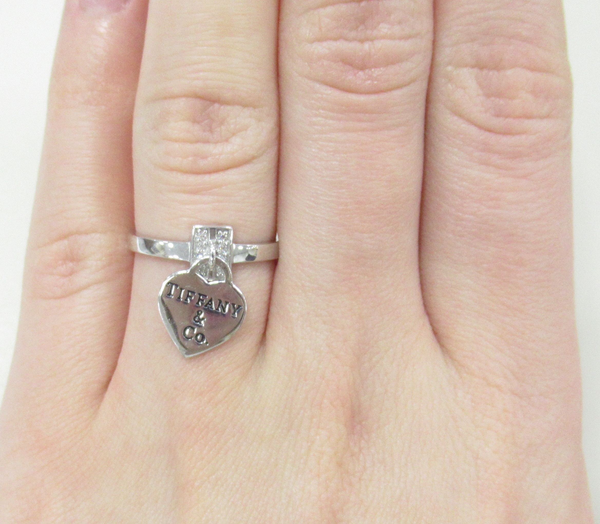 Серебряное кольцо с фианитами "Сердце"